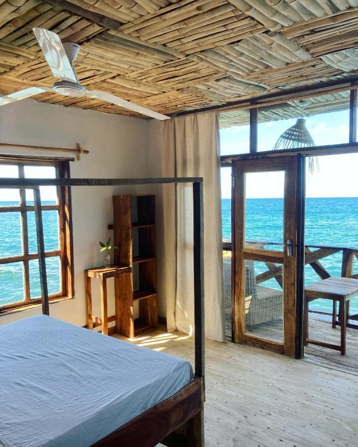 Soul Rebel Lodge & Backpackers Nkhata Bay Екстер'єр фото